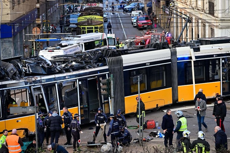 Tram deragliato a Milano: tra le ipotesi l’errore umano e l’uso del cellulare Tram deragliato a Milano con vigili del fuoco sul posto