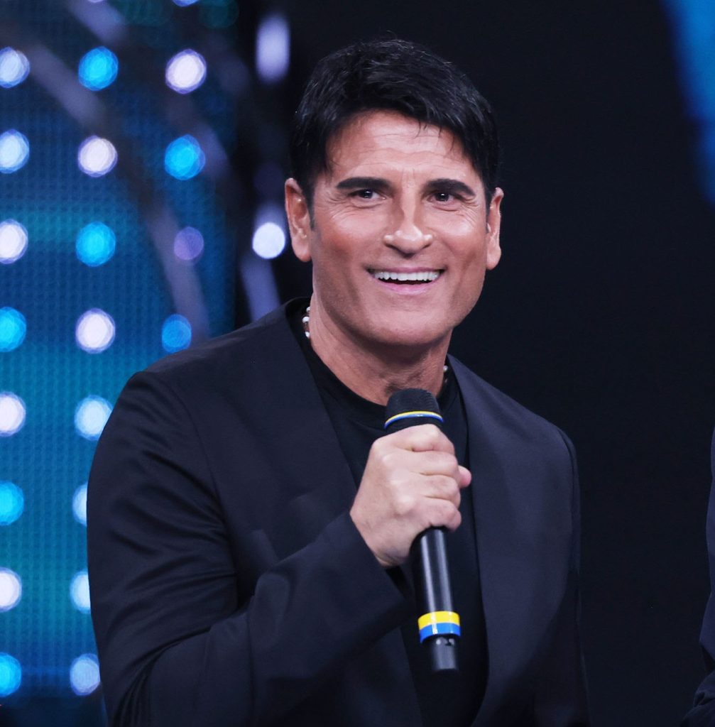 Sal Da Vinci su Rai 1 e Canale 5 nello stesso momento: il curioso caso della tv che ha spiazzato gli spettator Sal Da Vinci protagonista in tv su Rai 1 mentre su Canale 5 andava in onda il suo concerto nella stessa serata