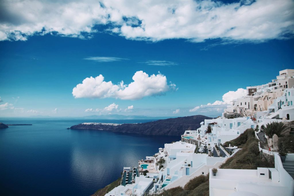 Cosa vedere a Santorini: guida completa all’isola più spettacolare della Grecia Vista panoramica di Santorini con case bianche e mare della caldera