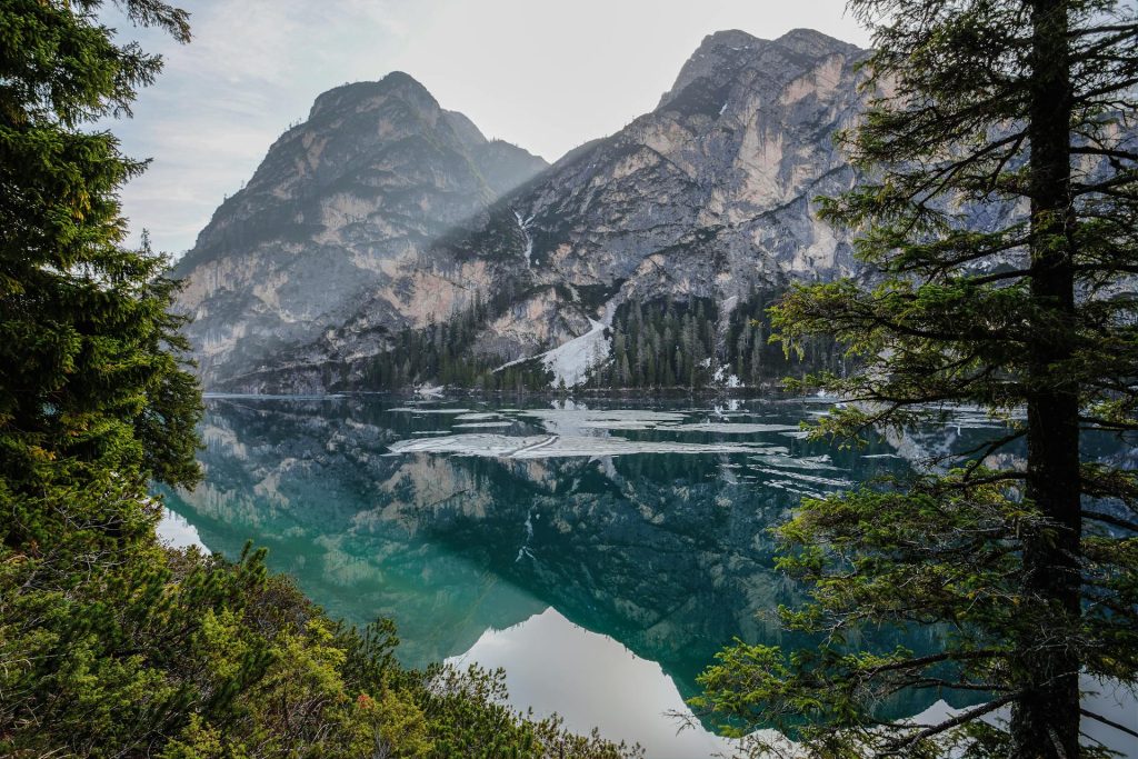 Lago di Braies: guida completa al lago più fotografato delle Dolomiti Lago di Braies nelle Dolomiti con acqua turchese e boschi dell’Alto Adige
