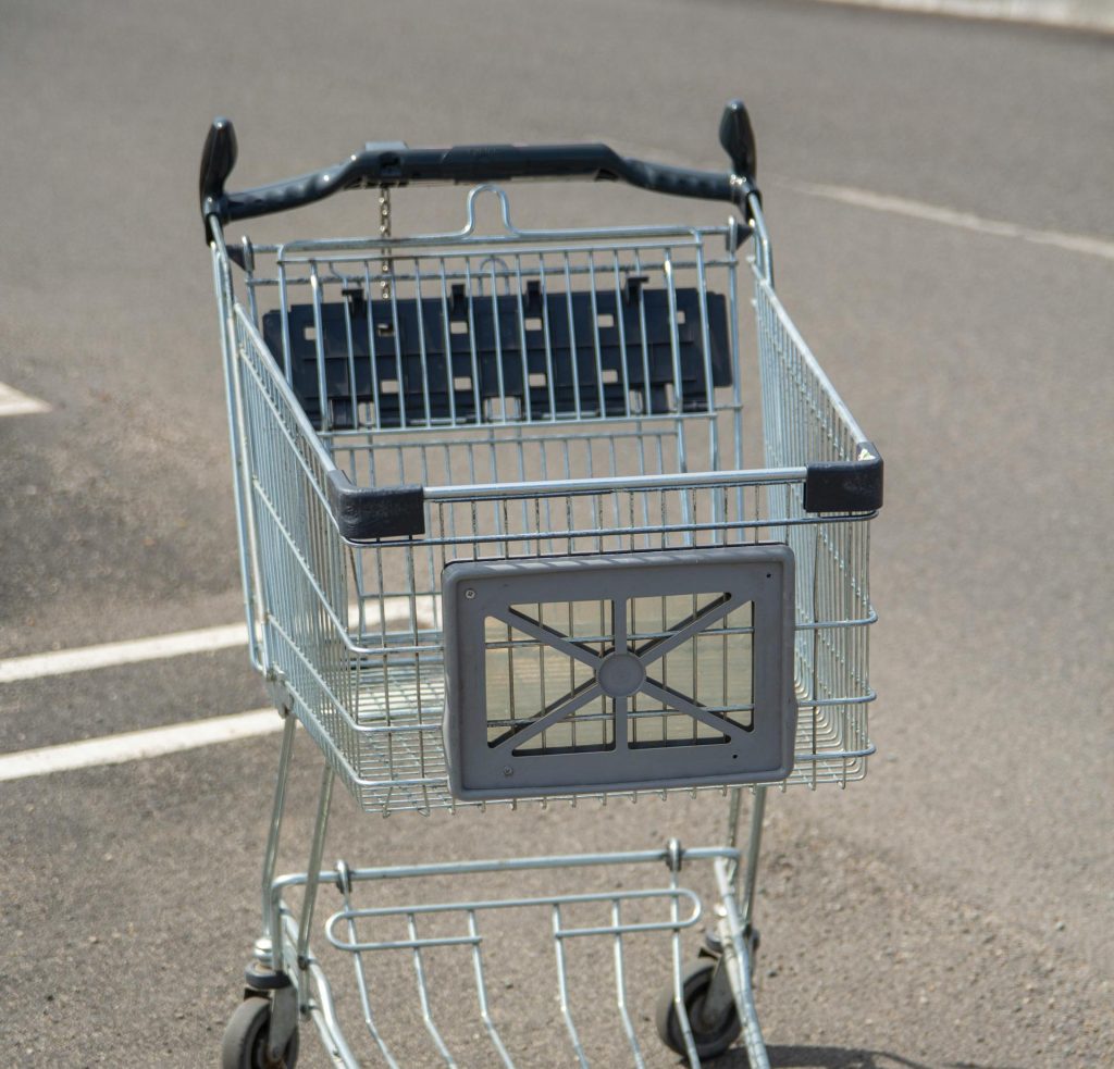 Latina, tenta di rapire un bambino nel parcheggio di un supermercato: fermato dal padre e arrestato tentato rapimento bambino nel parcheggio di un supermercato a Latina
