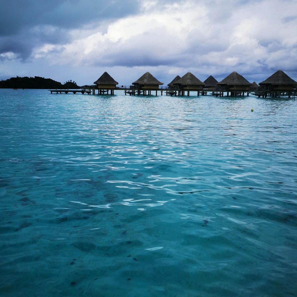 Bora Bora: l’isola paradisiaca della Polinesia che sembra uscita da un sogno Laguna turchese di Bora Bora con bungalow sull’acqua nella Polinesia Francese