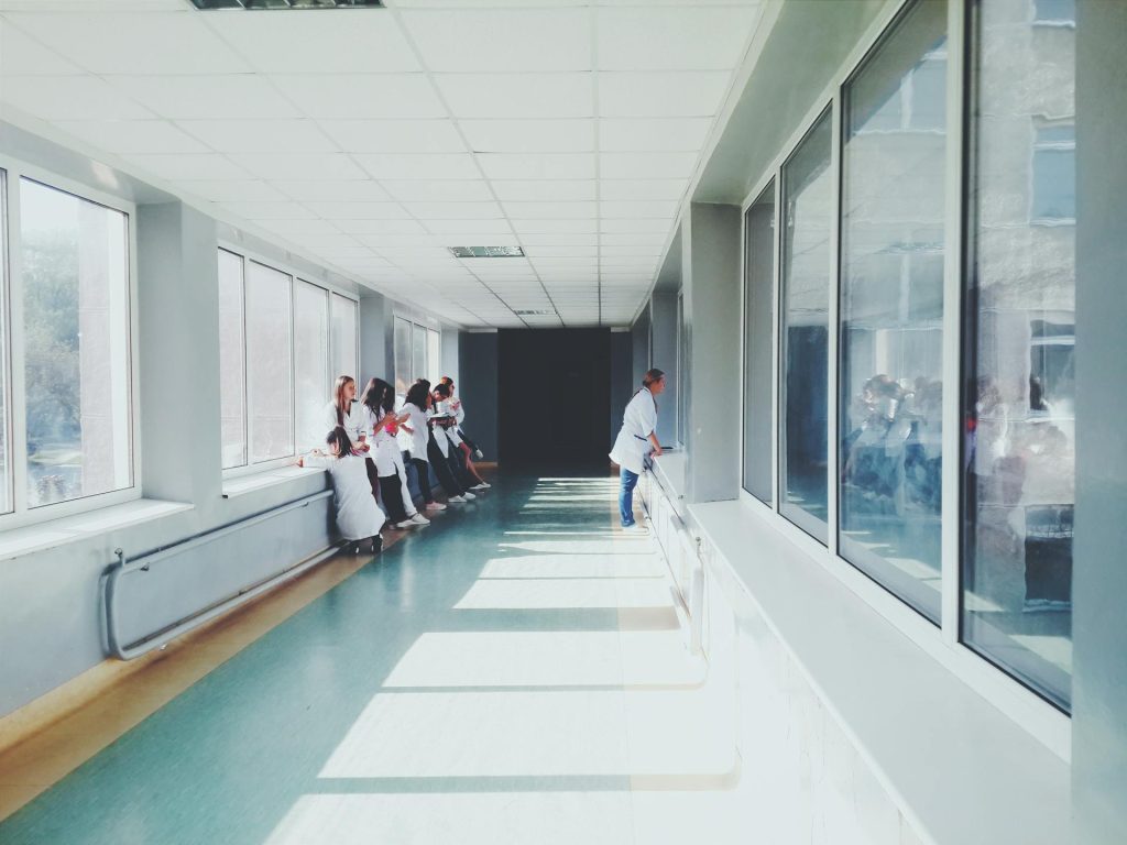 Andrea, 3 anni, muore nel lettino durante il riposino: malore improvviso, inutili i soccorsi Bambino morto nel lettino durante il riposino tragedia Italia