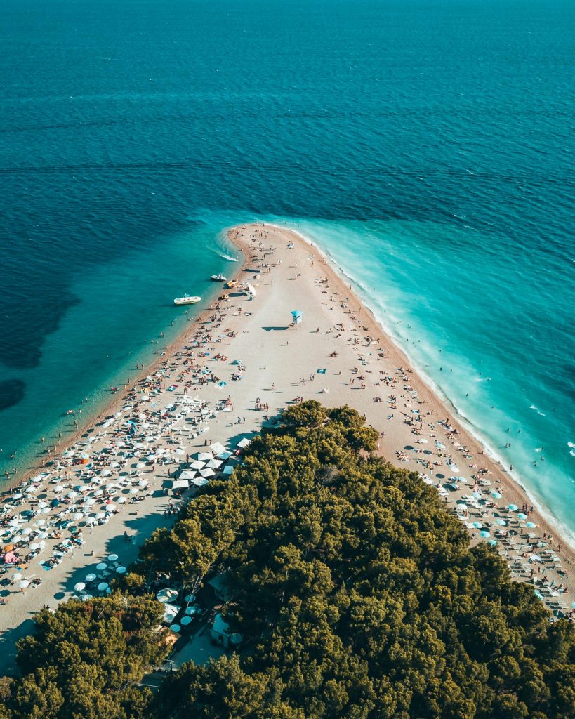 Campi estivi per adulti: cosa sono, come funzionano e quanto costano Campi estivi per adulti attività outdoor e socialità