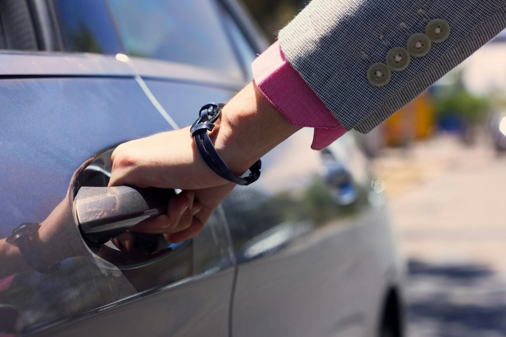 Chiede di spostare l’auto e viene minacciata: lite choc davanti al passo carrabile Lite per parcheggio con donna minacciata davanti a un’auto in strada