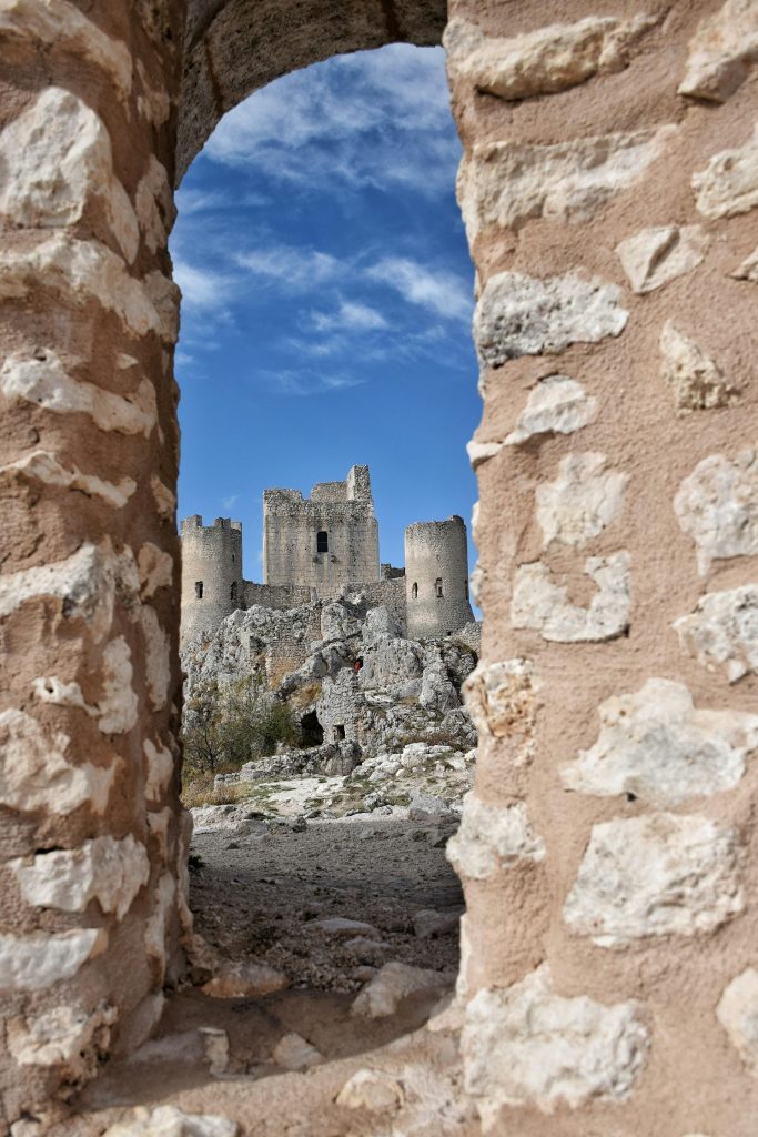 Rocca Calascio: cosa vedere nel castello tra le nuvole d’Abruzzo Rocca Calascio cosa vedere nel castello medievale d’Abruzzo