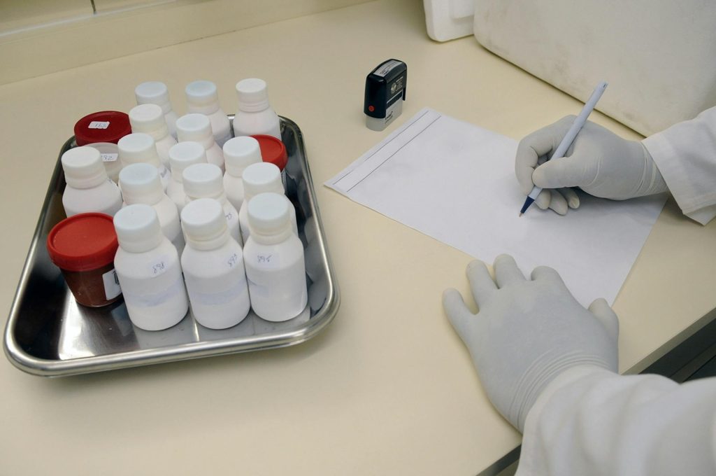 Bologna, genitori a processo: accusati di aver trasmesso l’Hiv alla figlia e di non averla mai fatta curare genitori a processo per hiv trasmesso alla figlia