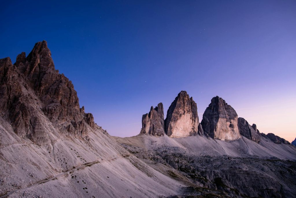 Tre Cime di Lavaredo: guida completa a uno dei paesaggi più spettacolari delle Dolomiti Tre Cime di Lavaredo panorama delle Dolomiti
