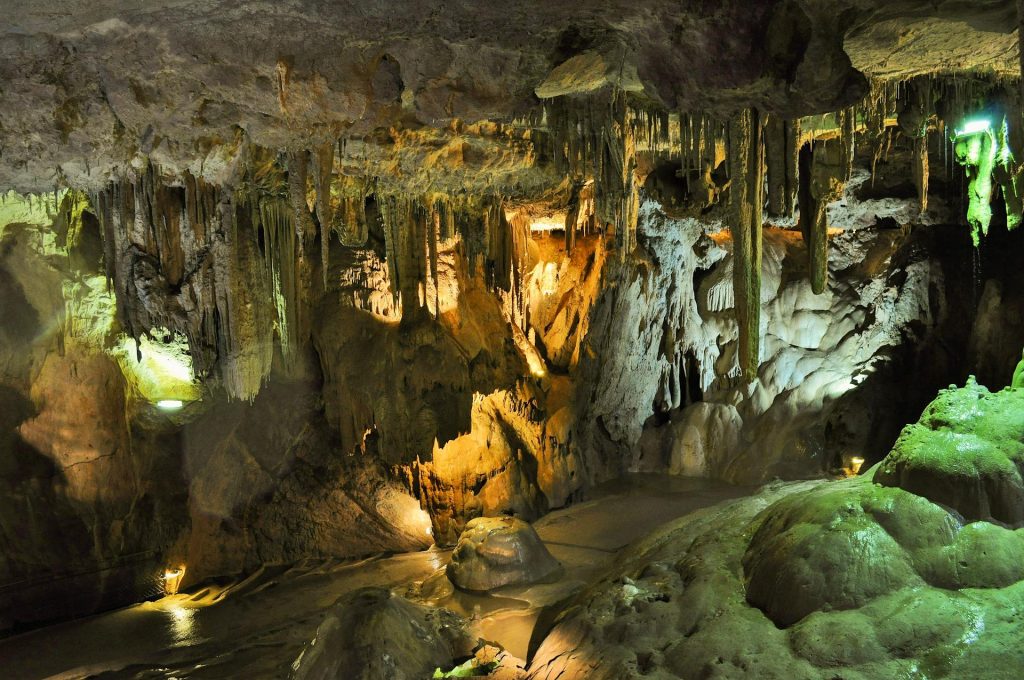 Le Grotte di Frasassi: il mondo sotterraneo più spettacolare d’Italia interno delle grotte di frasassi nelle marche