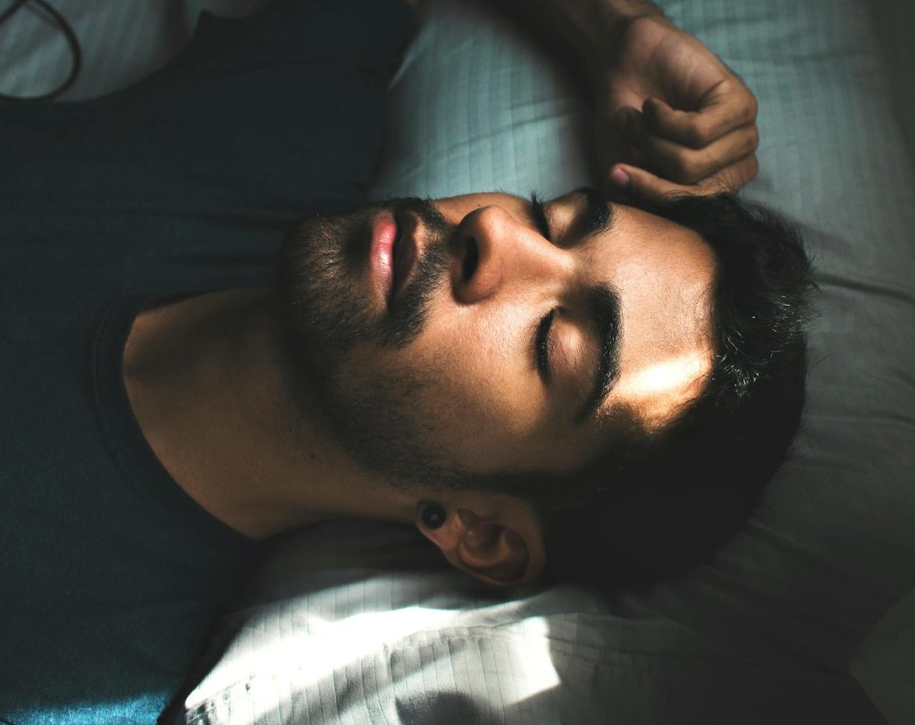 persona che dorme sul cuscino e sbava durante il sonno