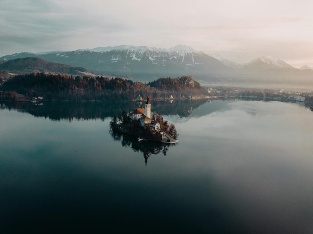 Lago di Bled in Slovenia: cosa vedere, quando andare e perché visitare uno dei laghi più belli d’Europa Lago di Bled in Slovenia con l'isola e la chiesa nel centro del lago