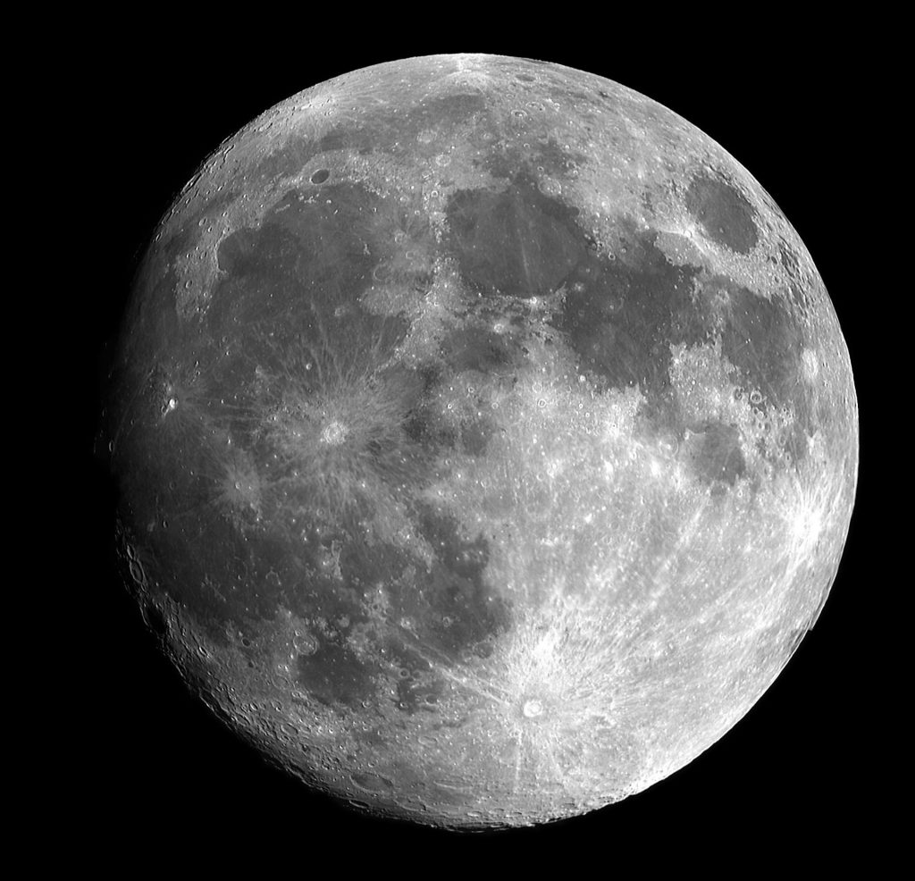 Mistero delle Ombre Lunari sulla superficie della Luna con anomalie lunari