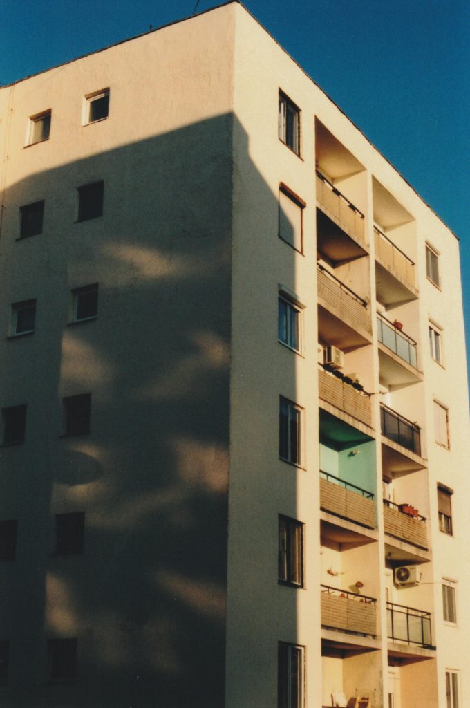 Madre fa penzolare bambino dal balcone a Torino
