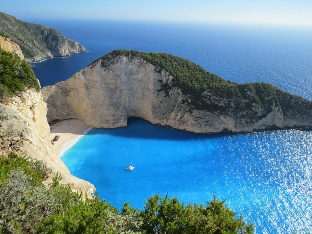 Vacanze estate 2026 con turisti in viaggio tra spiagge e aeroporti