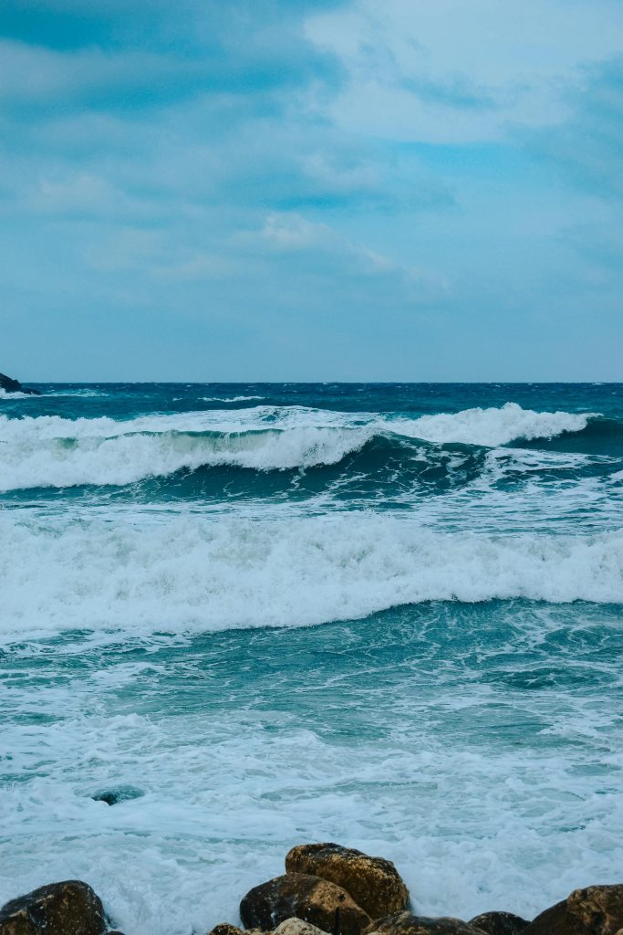 Onde anomale giganti nell'oceano che colpiscono una nave durante una tempesta