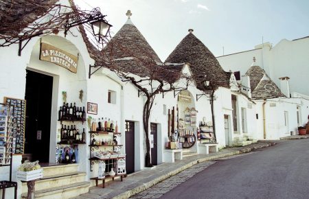 Trulli di Alberobello in Puglia patrimonio UNESCO tra le attrazioni più famose d’Italia