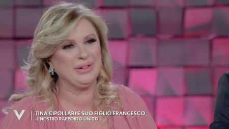 Tina Cipollari e la paura per i figli: “Temo di morire senza vederli realizzati” tina cipollari verissimo figli emozione paura madre