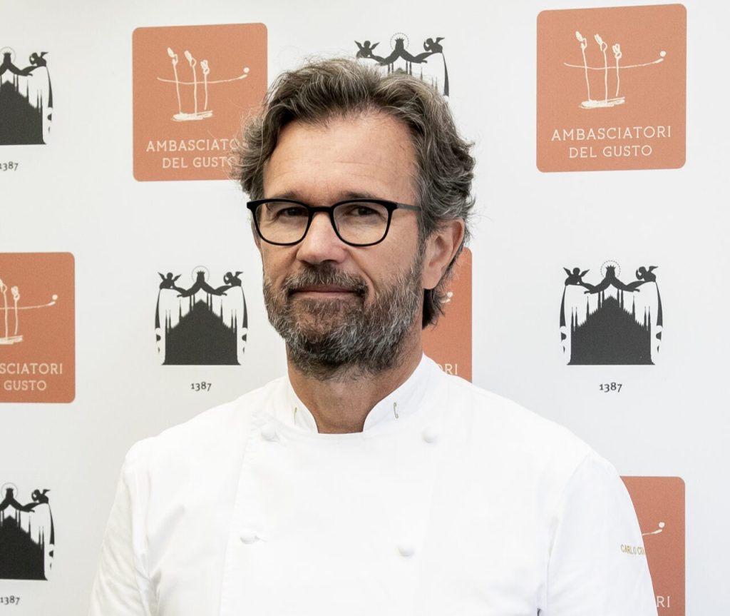 Vino troppo caro, la scelta di Cracco: “Per aiutare i clienti serviamo il mezzo calice” Carlo Cracco ristorante vino mezzo calice soluzione prezzi alti clienti