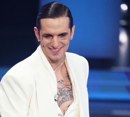 Achille Lauro fidanzata, la foto con la mano misteriosa accende il gossip: cosa c’è di vero Achille Lauro foto con mano misteriosa possibile fidanzata gossip
