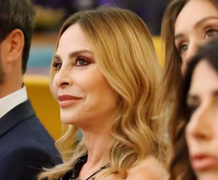 Stefania Orlando, molestia a 18 anni: il racconto choc sull’agente a Verissimo Stefania Orlando racconta la molestia subita a 18 anni