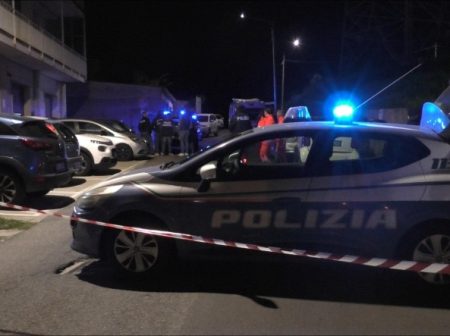 Catanzaro, madre si lancia dal balcone con i figli: morti bimbi di 4 anni e 4 mesi, grave la sorella catanzaro tragedia madre figli balcone intervento soccorsi notte