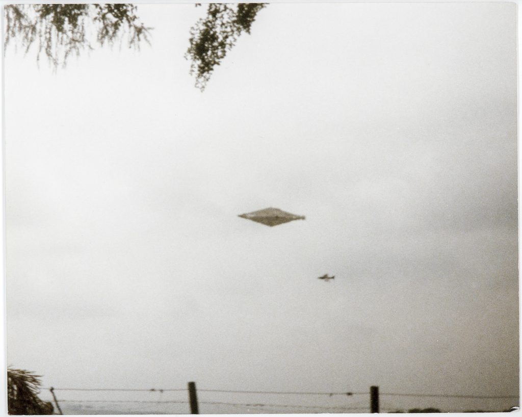 Foto UFO Calvine Scozia 1990 oggetto a forma di piramide nel cielo mistero