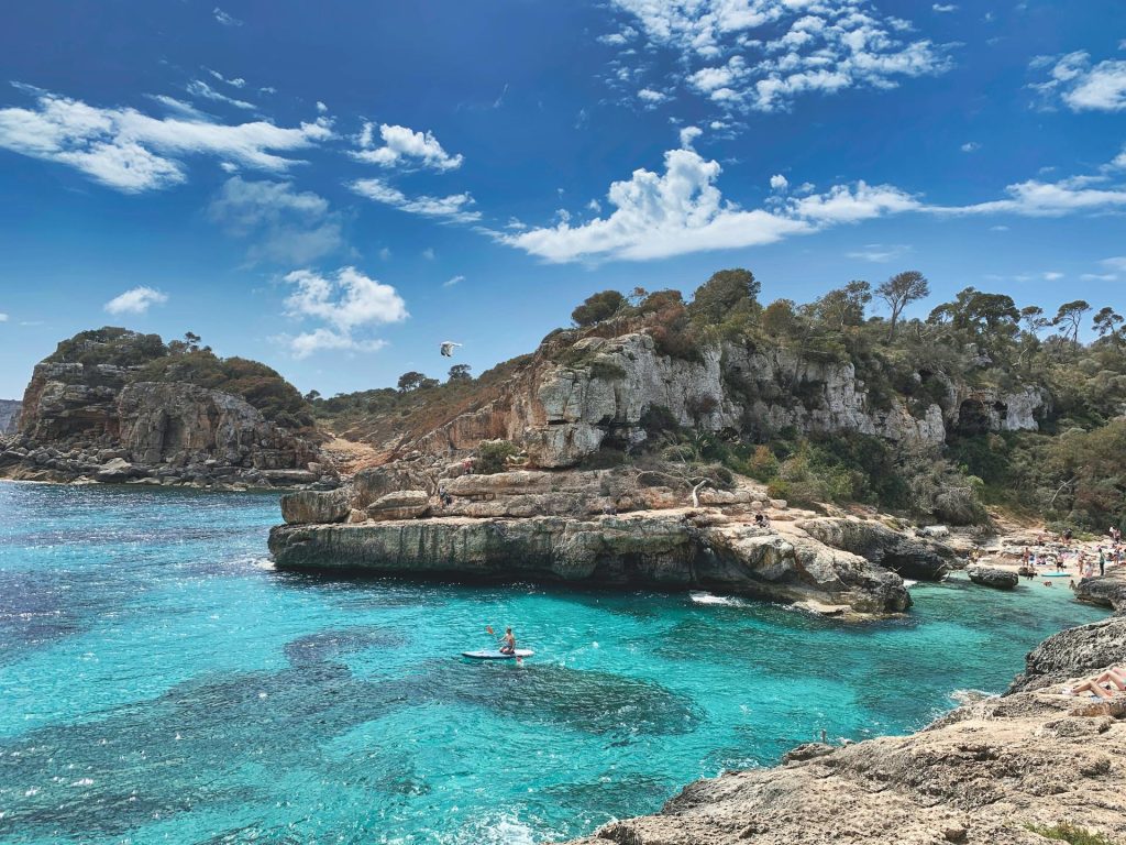 Maiorca in gravel, l’isola che cambia: tra sentieri nascosti e panorami mozzafiato nasce il nuovo paradiso dei ciclisti maiorca gravel bici percorsi sterrati panorama mare montagna