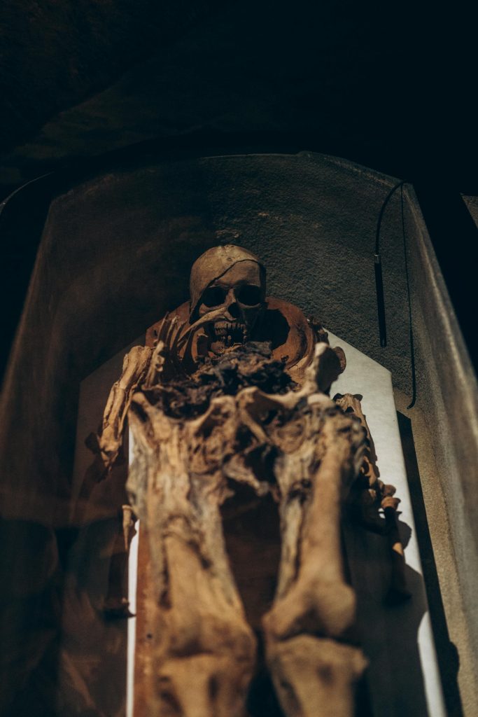 Mummia egizia con bende e sarcofago legata allo studio sugli odori dell’imbalsamazione