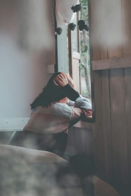Papà violento in casa: abusi sulla figlia, cinghiate ai figli e la moglie incinta picchiata fino all’aborto