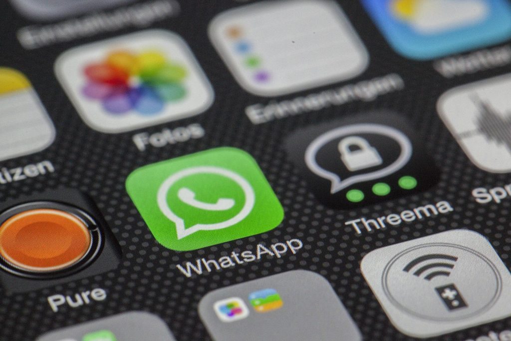 whatsapp riassunti automatici dei messaggi con intelligenza artificiale