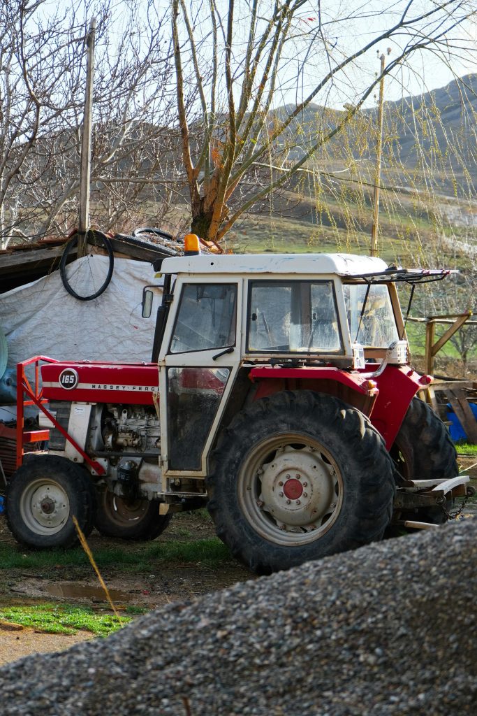 Polistena, bimba di 5 anni travolta dal trattore del padre: tragedia in campagna, indagini sulla dinamica Tragedia Polistena bambina investita trattore campagna Calabria