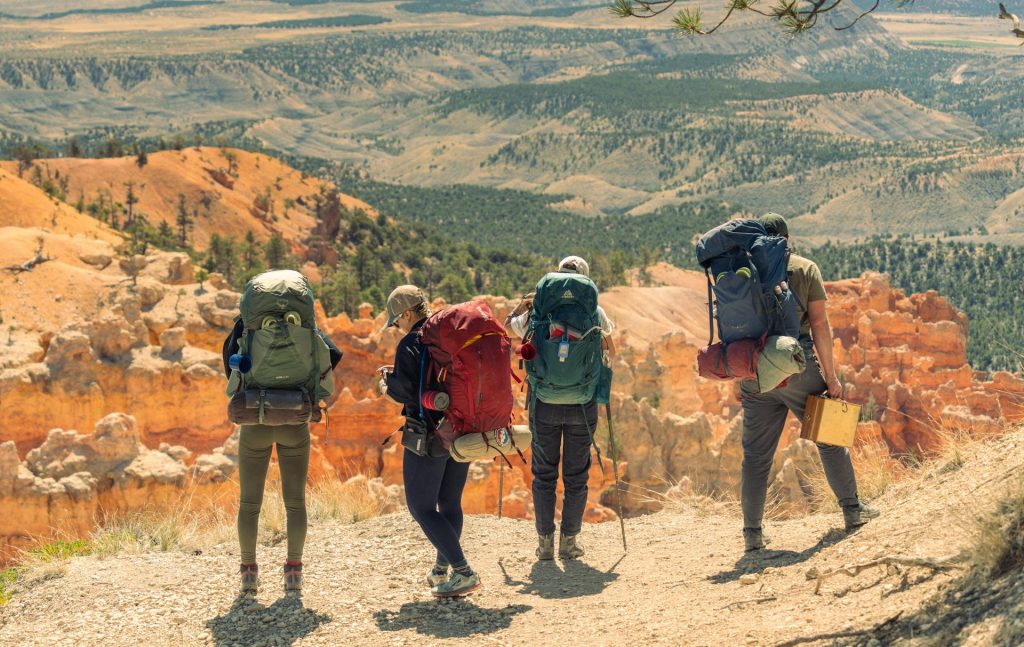 social backpacking viaggio gruppo giovani trekking condivisione