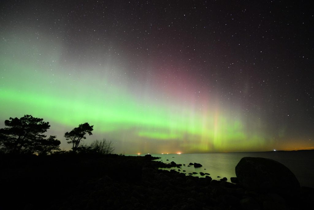 Aurore boreali blu nel cielo notturno fenomeno raro e affascinante