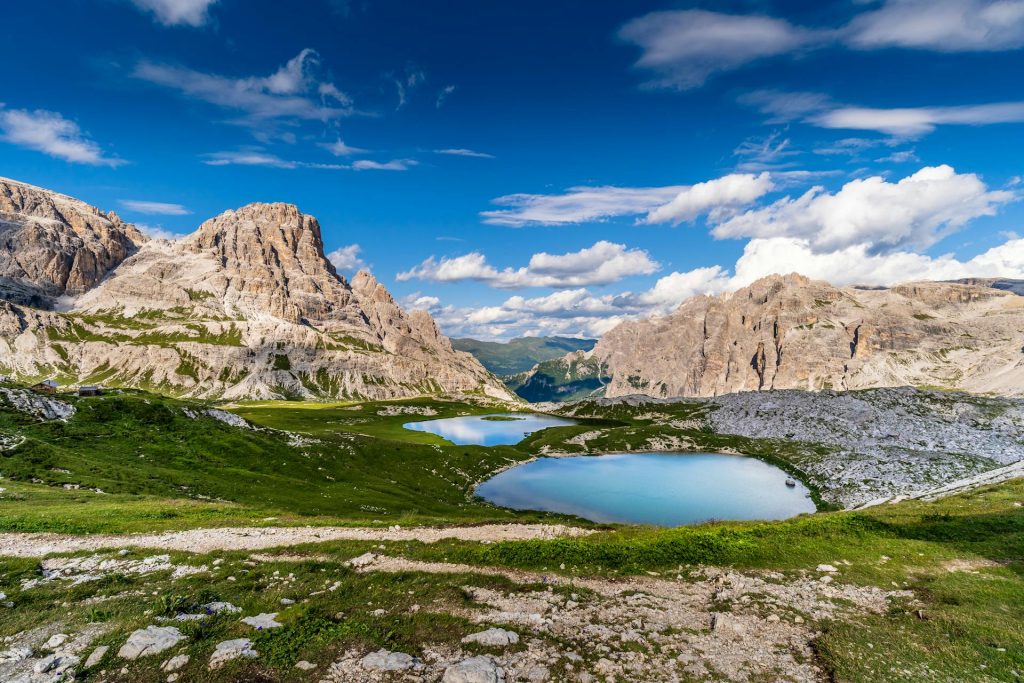 lago italiano nascosto tra montagne primavera