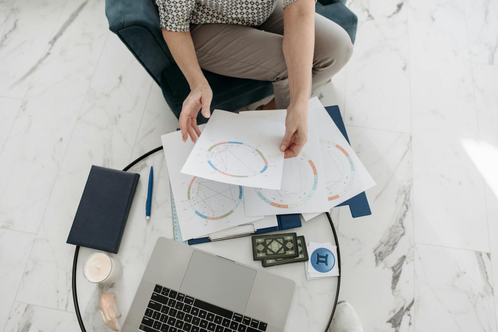 Oroscopo 13 aprile: le previsioni segno per segno su amore, lavoro e fortuna Oroscopo del 13 aprile per tutti i segni zodiacali