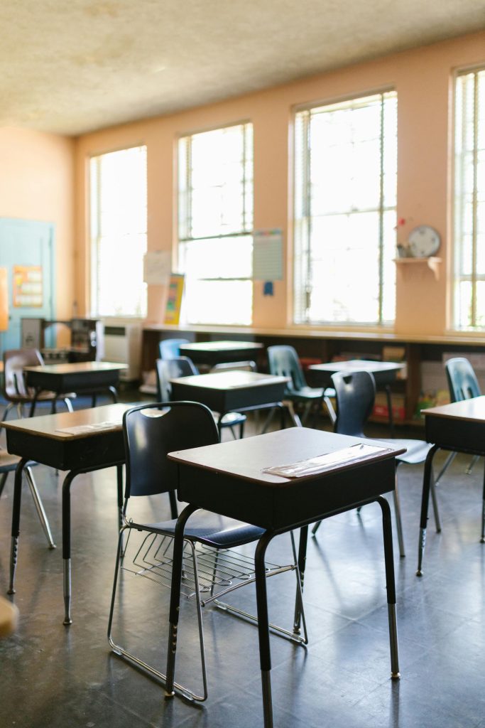 Aula scolastica dove un professore è stato aggredito da genitori