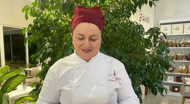 Maria Carmela D’Angelo pasticciera cilentana con dolci tradizionali italiani sul banco della pasticceria