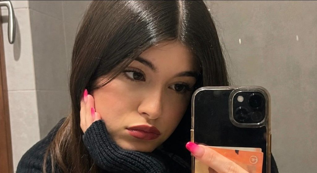 Laura Varliero muore a 19 anni a Marcaria: lo schianto contro un camion e la patente presa da poco Laura Varliero morta a 19 anni nell’incidente tra auto e camion a Marcaria