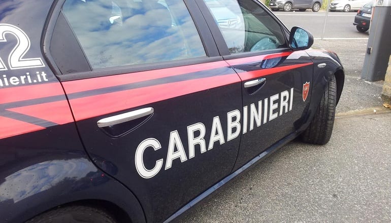 Caltanissetta, donna nel cofano dell’auto: era l’amante, panico tra le studentesse Donna nel cofano di un’auto a Caltanissetta, intervento della polizia
