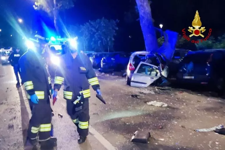 Forlì, schianto nella notte contro un albero in viale dell’Appennino: morte due studentesse, una terza lotta tra la vita e la morte incidente forli auto contro albero viale appennino notte soccorsi