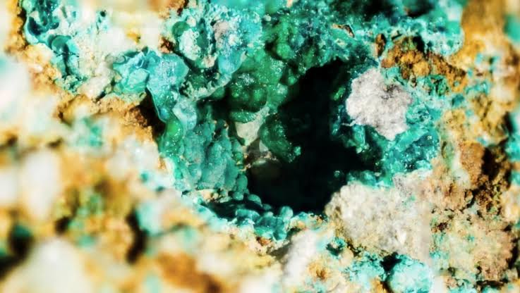 Cova 338 nei Pirenei: la grotta a 2.235 metri che svela un antico sito minerario preistorico Cova 338 nei Pirenei sito minerario preistorico ad alta quota