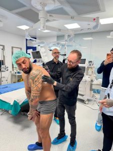 Francesco Chiofalo dopo il tatuaggio istantaneo sulla schiena