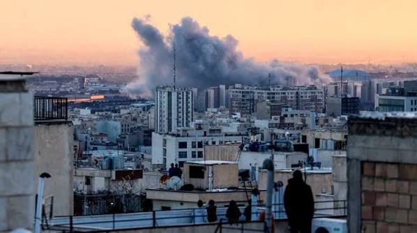 Guerra Iran Stati Uniti, tensione globale tra tregua fragile e rischio escalation: cosa sta succedendo davvero tensione iran stati uniti medio oriente navi militari stretto hormuz