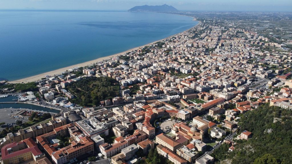Reggio Calabria cosa vedere: guida completa tra storia, cultura, mare e tradizioni Veduta panoramica di Reggio Calabria con il lungomare Falcomatà, i Bronzi di Riace e la Costa Viola