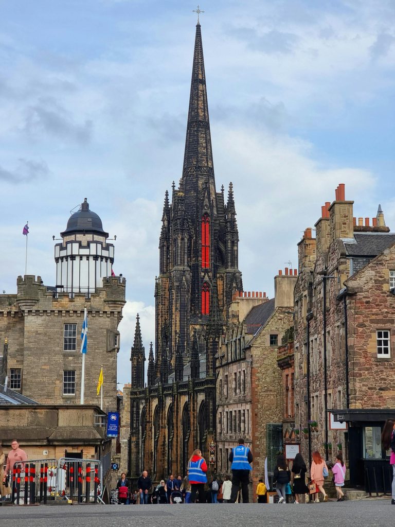 Edimburgo cosa vedere: guida completa alla capitale della Scozia tra castelli, misteri, Royal Mile e panorami mozzafiato Edimburgo in Scozia con vista sul Castello e sulla città storica