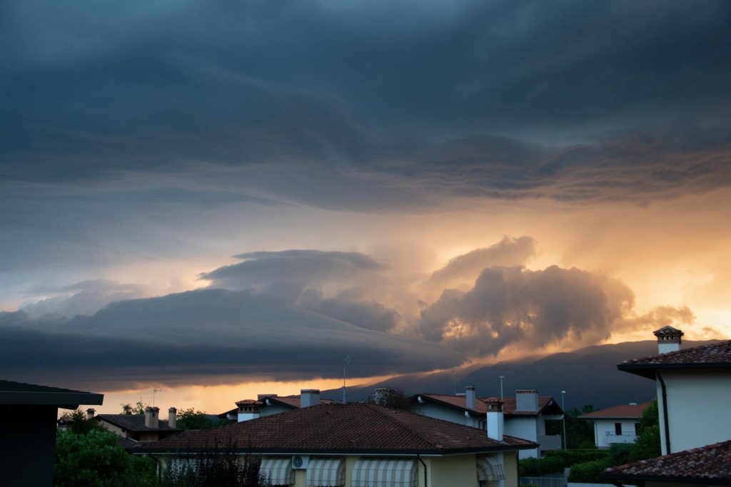 Meteo Italia dal 4 al 10 maggio 2026: settimana instabile tra temporali al Nord e sbalzi termici, le zone più colpite temporale italia maggio nuvole pioggia previsioni meteo