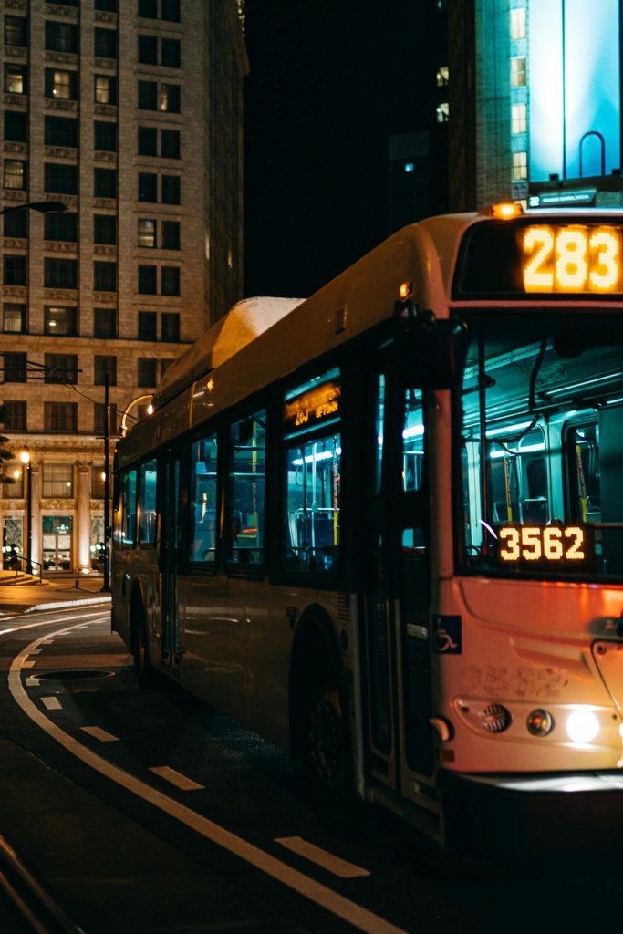 Terni, colpisce la moglie a martellate sul bus nonostante il braccialetto elettronico: donna in fin di vita terni donna colpita martellate bus