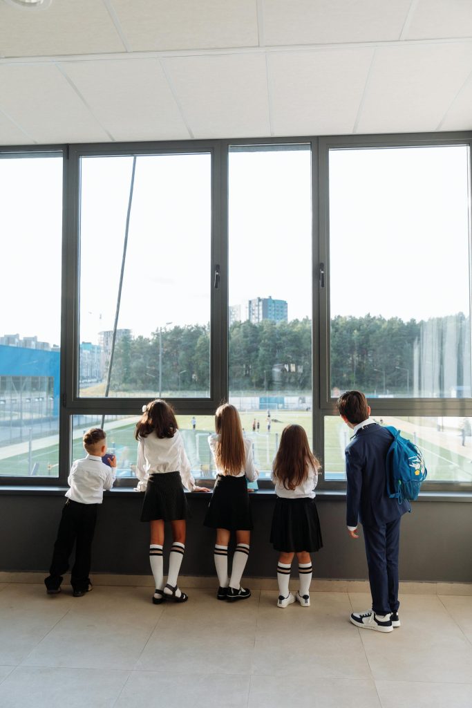 scuola roma vieta pantaloni corti e infradito
