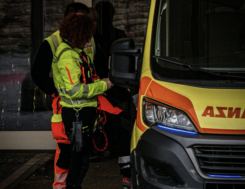 Scopre il presunto tradimento del marito, lo narcotizza e lo aggredisce nel sonno: uomo gravemente ferito. Choc ad Angri ambulanza intervento aggressione angri salerno