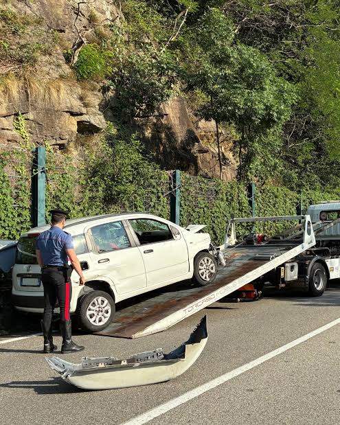 Sara Vetrano travolta e uccisa a 16 anni a Maccagno: il papà si sdraia sull’asfalto accanto al corpo della figlia Sara Vetrano, la 16enne morta a Maccagno dopo essere stata travolta da un’auto mentre andava al Lago Maggiore con gli amici